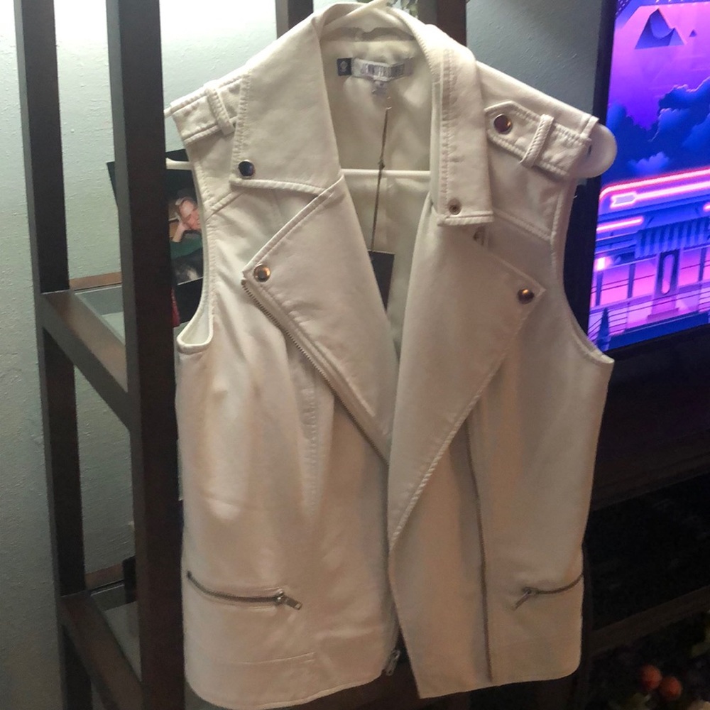 Jennifer Lopez vest